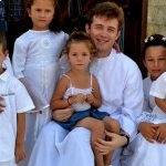 Padre Wojtek z albańskimi dziećmi